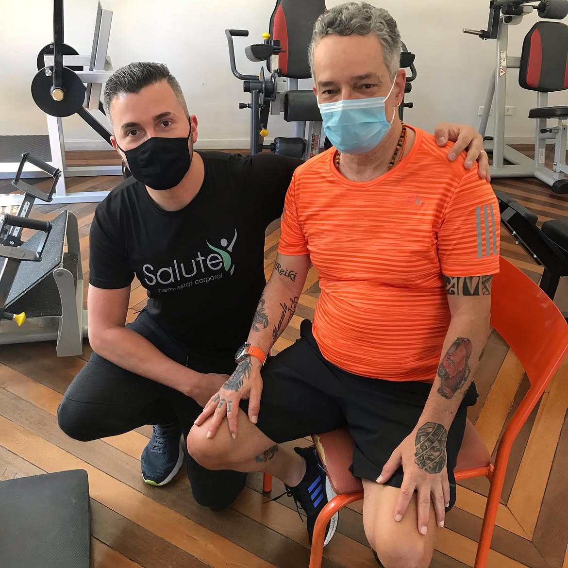 Professor da Salute ao lado de um aluno na sala de treino